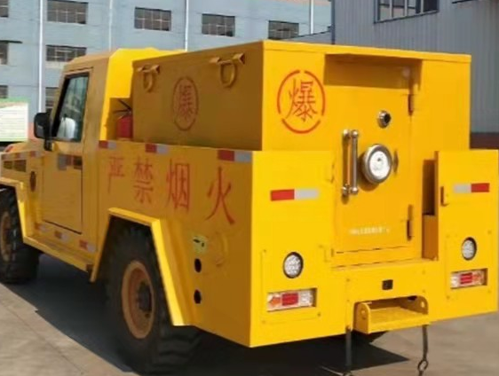新华凯龙爆破器材运输车：保障爆破任务的安全运行